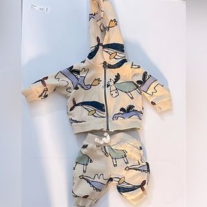 Carter’s 2-piece newborn outfit